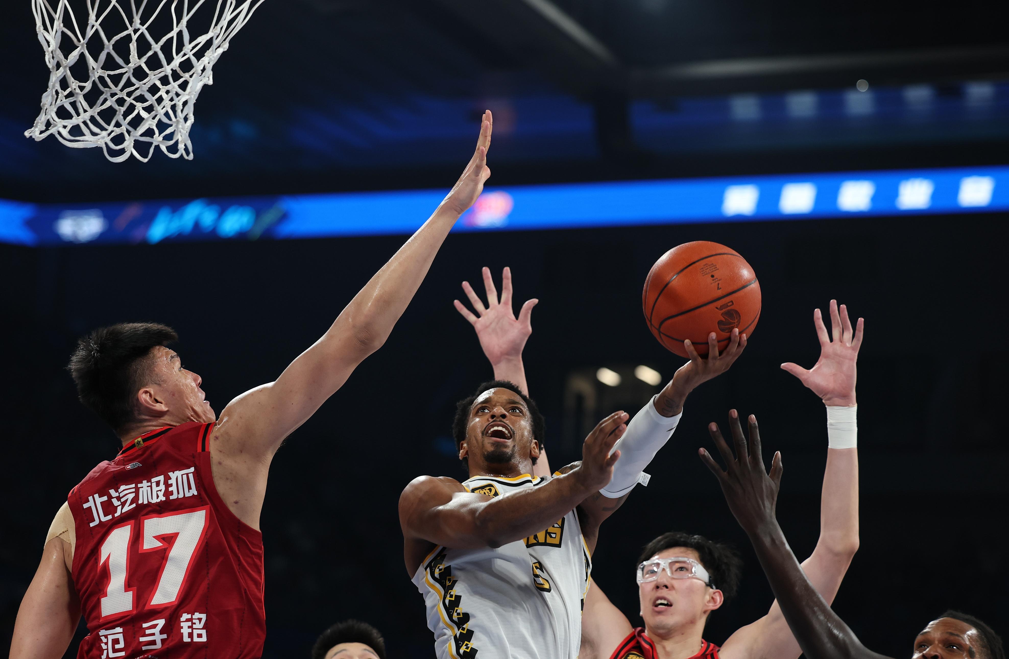 冲刺阶段广东宏远篮板制胜：英超节点到来；管理层满意；临场指挥获称赞(广东宏远三队名单如下)