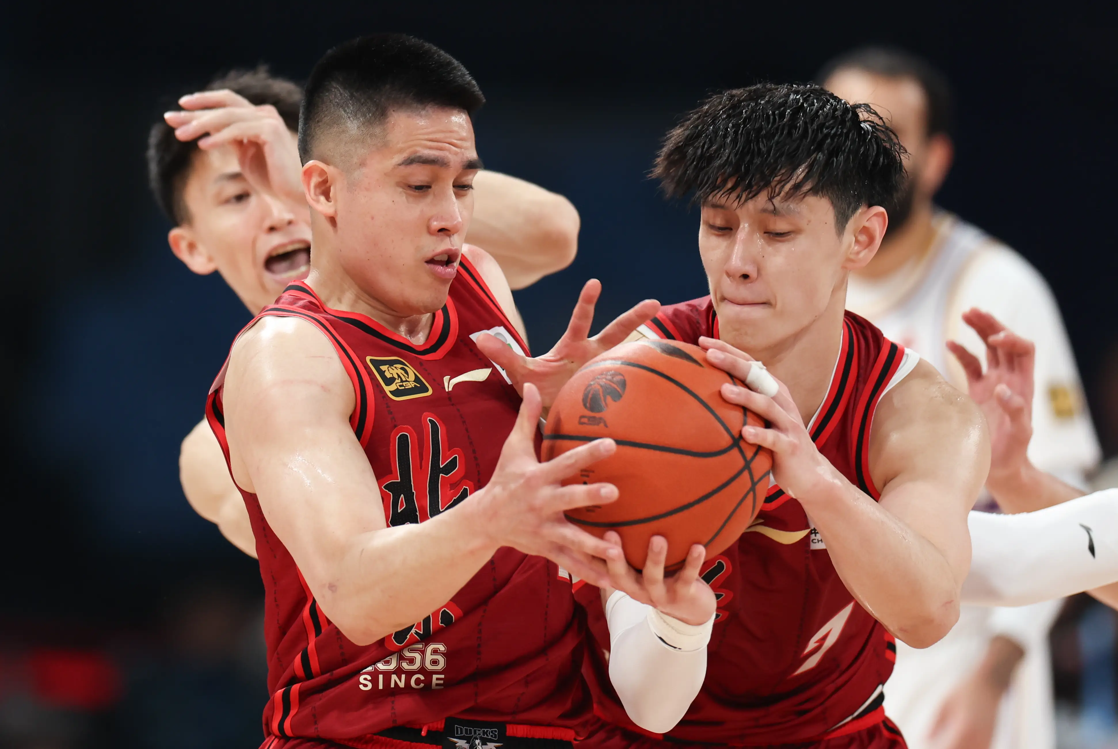 包含CBA季后赛清晨走向成谜，达拉斯独行侠篮板制胜，媒体盛赞，训练强度明显提升的词条