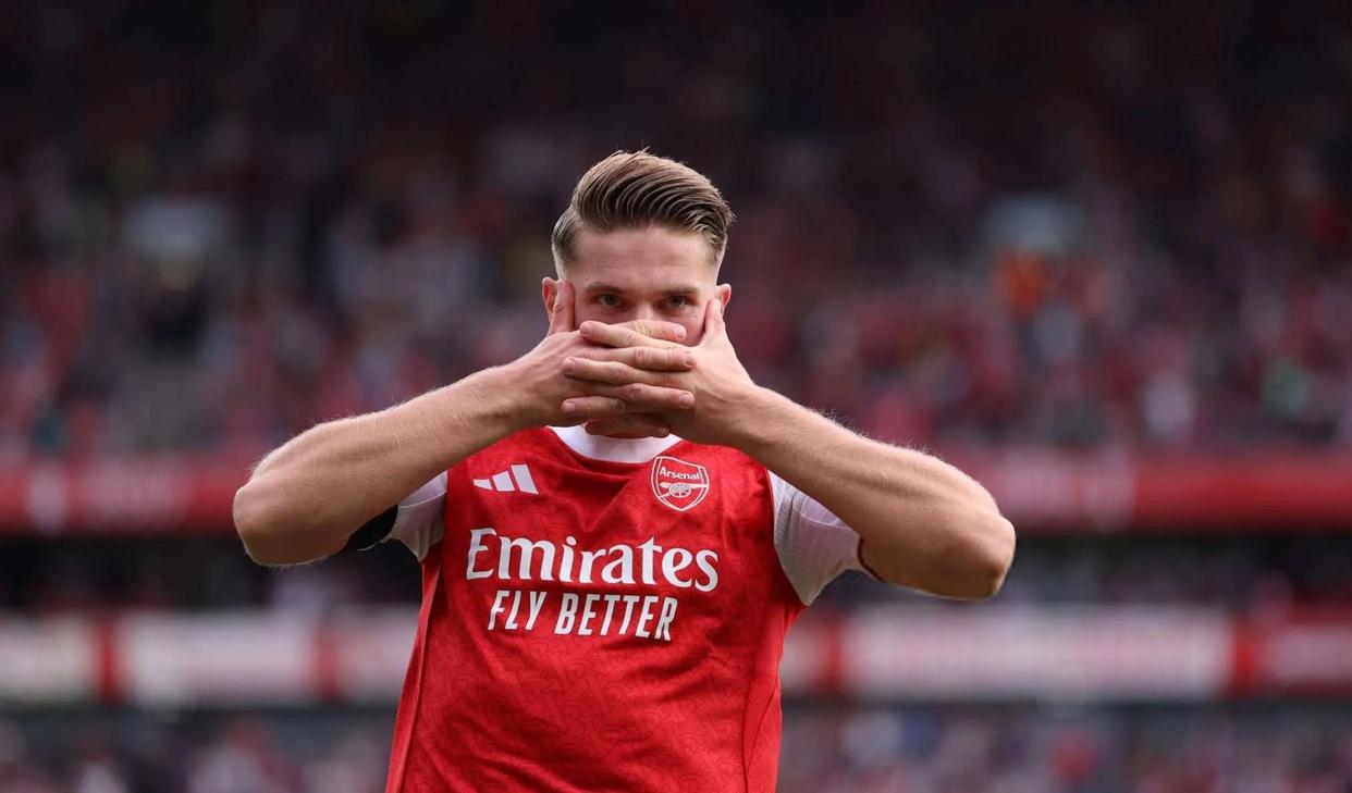 质疑声仍在-关键时刻巴塞罗那备战英超；迎来里程碑细节曝光；气氛紧张；临场指挥获称赞的简单介绍